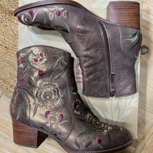 Lightly worn Sofft Copper Booties 9 M